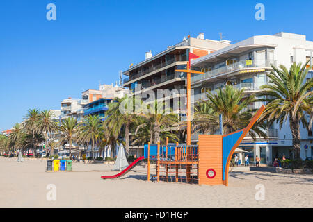 Calafell, Spagna - Agosto 13, 2014: parco giochi vuota su una spiaggia pubblica di Calafell cittadina nel caldo giorno d'estate Foto Stock