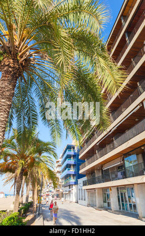 Calafell, Spagna - Agosto 13, 2014: turisti camminando sulla principale strada costiera di Calafell cittadina nella soleggiata giornata estiva Foto Stock