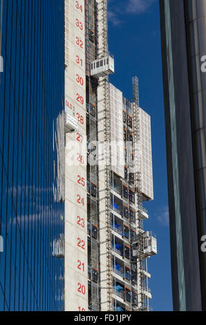I numeri dei piani sono dipinti sul lato di un nuovo ed alto edificio che sale al Barangaroo Business Park a Sydney, Australia nel 2016 Foto Stock