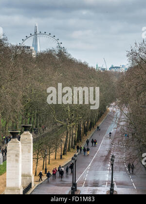 Constitution Hill, Green Park sulla sinistra, il giardino del Buckingham palace sulla destra. Foto Stock