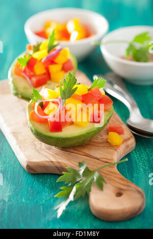 Avocado farcito con pomodoro insalata di pepe Foto Stock