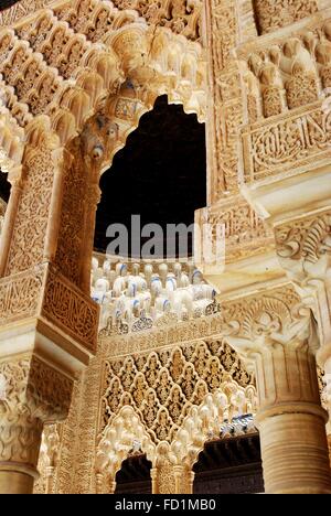 Archi in marmo formando i portici che circondano la corte dei Leoni (Patio de los leones), Palazzo della Alhambra di Granada, Spagna. Foto Stock