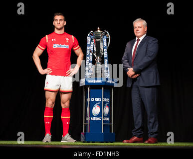 Hurlingham Club di Londra, Regno Unito. Il 27 gennaio, 2016. Il capitano del Galles Sam Warburton con pulmann Warren Gatland. La RBS 6 Nazioni di rugby è stato lanciato a premere nel west London Club, con team capitani presentato per il supporto assemblato. Credito: sportsimages/Alamy Live News Foto Stock