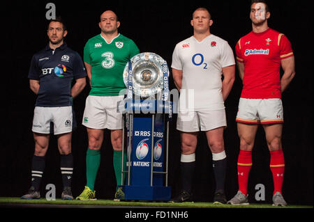 Hurlingham Club di Londra, Regno Unito. Il 27 gennaio, 2016. 4 nazioni capitani del team con la Calcutta Cup: Greg Laidlaw (Scozia), Rory Best (Irlanda), Dylan Hartley (Inghilterra), Sam Warburton (Galles). La RBS 6 Nazioni di rugby è stato lanciato a premere nel west London Club, con team capitani presentato per il supporto assemblato. Credito: sportsimages/Alamy Live News Foto Stock