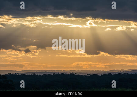 Tramonto e golden strati al di sopra delle colline. Foto Stock