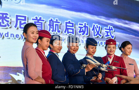 Shenzhen, Cina la provincia di Guangdong. 27 gennaio, 2016. Membri di equipaggio del nuovo volo da Shenzhen in Australia Sydney assistere alla cerimonia di lancio del volo a Shenzhen, Cina del sud della provincia di Guangdong, Gennaio 27, 2016. China Southern Airlines Mercoledì ha lanciato il volo da Shenzhen a Sydney. © Mao Siqian/Xinhua/Alamy Live News Foto Stock