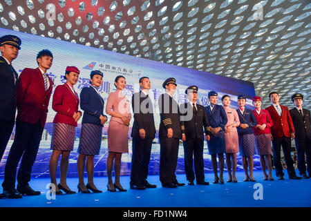 Shenzhen, Cina la provincia di Guangdong. 27 gennaio, 2016. Membri di equipaggio del nuovo volo da Shenzhen in Australia Sydney assistere alla cerimonia di lancio del volo a Shenzhen, Cina del sud della provincia di Guangdong, Gennaio 27, 2016. China Southern Airlines Mercoledì ha lanciato il volo da Shenzhen a Sydney. © Mao Siqian/Xinhua/Alamy Live News Foto Stock