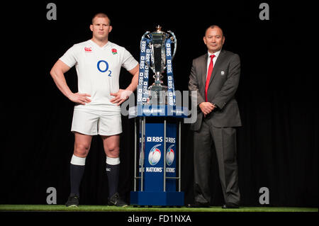 Hurlingham Club di Londra, Regno Unito. Il 27 gennaio, 2016. In inghilterra il capitano Dylan Hartley con coach Eddie Jones. La RBS 6 Nazioni di rugby è stato lanciato a premere nel west London Club, con team capitani presentato per il supporto assemblato. Credito: sportsimages/Alamy Live News Foto Stock