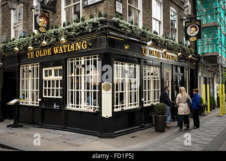 Ye Olde Watling pub di Londra, Regno Unito Foto Stock