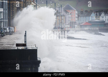 Aberystwyth, Wales, Regno Unito. Il 27 gennaio, 2016. I resti di tempesta Jonas continua a portare gale force si snoda in Galles e ovest del Regno Unito oggi. Il rigonfiamento enorme dalla tempesta, combinato con un 5,1 milioni di alta marea questa mattina ha prodotto enormi ondate di pastella il lungomare e le difese del mare intorno alla città è di nuovo bandstand phot Credit: Keith Morris/Alamy Live News Foto Stock