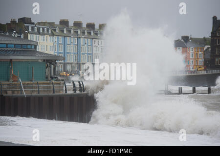 Aberystwyth, Wales, Regno Unito. Il 27 gennaio, 2016. I resti di tempesta Jonas continua a portare gale force si snoda in Galles e ovest del Regno Unito oggi. Il rigonfiamento enorme dalla tempesta, combinato con un 5,1 milioni di alta marea questa mattina ha prodotto enormi ondate di pastella il lungomare e le difese del mare intorno alla città è di nuovo bandstand phot Credit: Keith Morris/Alamy Live News Foto Stock