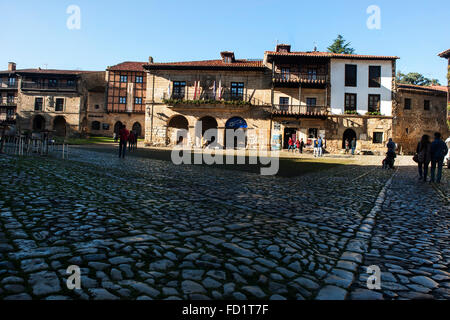 Vista della piazza principale del borgo medievale di Santillana del Mar nella città di Cantabria. Foto Stock