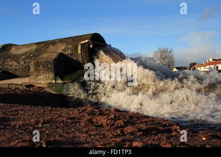 Terra della tubazione di drenaggio produca acqua sporca su di una spiaggia vacanze in Paignton,Devon,Southwest England Foto Stock