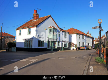 Una vista del centro del villaggio e la A149 coast road a Cley accanto al mare, Norfolk, Inghilterra, Regno Unito. Foto Stock