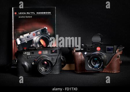 Fotocamera Leica. Fotocamera a pellicola vintage da 35 mm Leica M6 TTL e una controparte digitale Leica M 240. Moderne e vecchie fotocamere Foto Stock