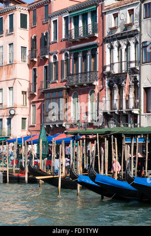 Colorate case antiche sul Canal Grande a Venezia Foto Stock