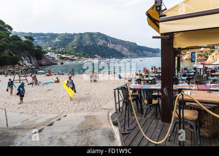 Giorno di spiaggia è finita per i nuotatori in Aiguablava spiaggia in Costa Brava Catalogna Foto Stock