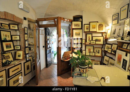 Laboratorio di acquaforte, artista Maria Assunta Cannistraro, Volterra, Toscana, Italia Foto Stock