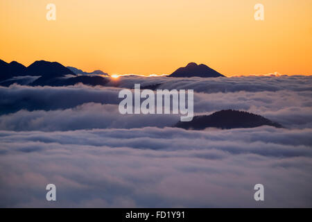 Alba sul monte Jochberg con nuvolosità prealpi bavaresi, Kochel, Alta Baviera, Baviera, Germania Foto Stock