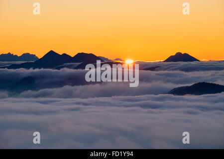 Alba sul monte Jochberg con nuvolosità prealpi bavaresi, Kochel, Alta Baviera, Baviera, Germania Foto Stock