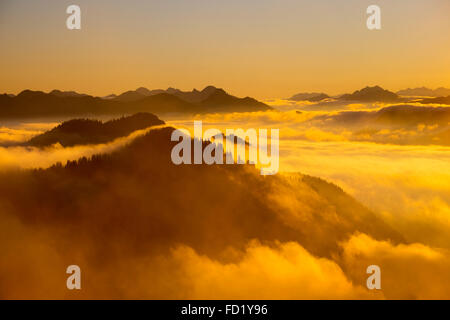 Alba sul monte Jochberg con nuvolosità Hirschhörnlkopf davanti, Prealpi bavaresi, Kochel, Alta Baviera, Baviera Foto Stock