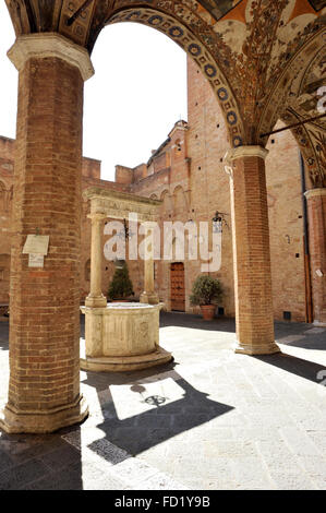 Italia, Toscana, Siena, Palazzo Chigi Saracini, Accademia musicale Chigiana, cortile Foto Stock