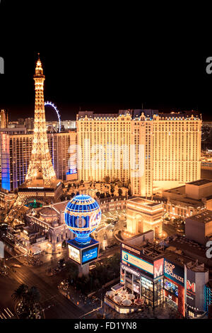 Golden scena notturna tra hotel e casinò di Las Vegas Foto Stock