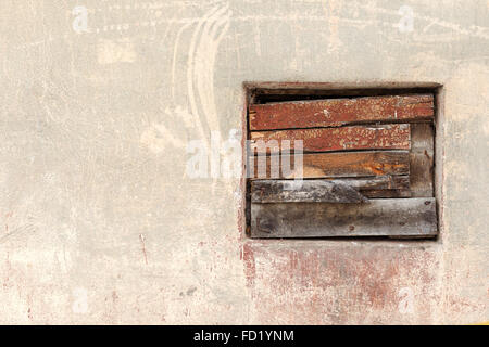 Finestra culled vecchia tavola di legno sulla parete con graffi e crepe. Grande sfondo texture o per il vostro progetto. Foto Stock