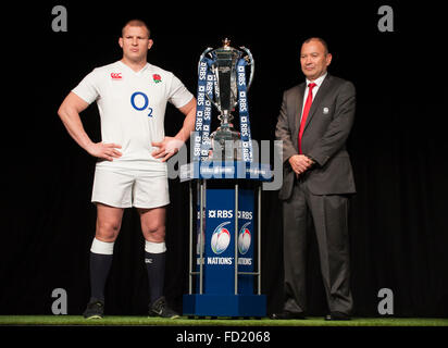 Hurlingham Club di Londra, Regno Unito. Il 27 gennaio, 2016. In inghilterra il capitano Dylan Hartley con coach Eddie Jones. La RBS 6 Nazioni di rugby è stato lanciato a premere nel west London Club, con team capitani presentato per il supporto assemblato. Credito: sportsimages/Alamy Live News Foto Stock