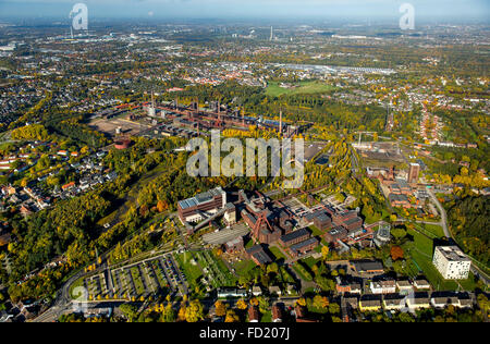 Vista della città e il Complesso industriale delle Miniere di carbone dello Zollverein, autunno, Essen, distretto della Ruhr, Nord Reno-Westfalia, Germania Foto Stock