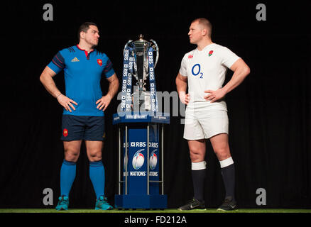 Hurlingham Club di Londra, Regno Unito. Il 27 gennaio, 2016. Francia capitano Guilhem Guirado con Inghilterra capitano Dylan Hartley. La RBS 6 Nazioni di rugby è stato lanciato a premere nel west London Club, con team capitani presentato per il supporto assemblato. Credito: sportsimages/Alamy Live News Foto Stock