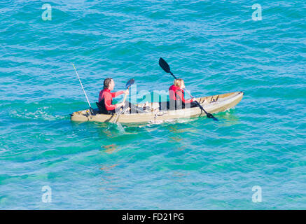 Caucasian Coppia di mezza età in kayak in mare, Regno Unito Foto Stock