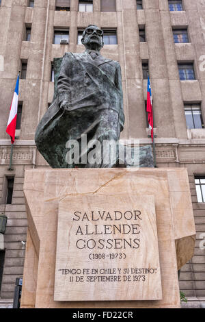 Salvador Allende Gossens statua, Santiago del Cile Foto Stock