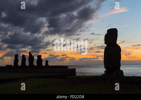 Tahai complesso cerimoniale al tramonto, Hanga Roa, Parco Nazionale di Rapa Nui, Isola di Pasqua, Cile, Patrimonio Mondiale dell Unesco Foto Stock