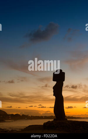 Tahai complesso cerimoniale al tramonto, Hanga Roa, Parco Nazionale di Rapa Nui, Isola di Pasqua, Cile, Patrimonio Mondiale dell Unesco Foto Stock