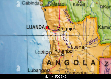 Foto di una mappa della Repubblica di Angola e la capitale Luanda . Foto Stock