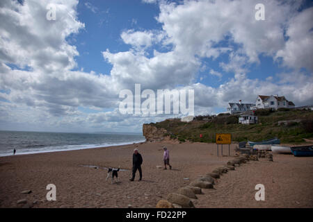 Persone e cane sulla spiaggia, Burton Bradstock, Dorset Foto Stock