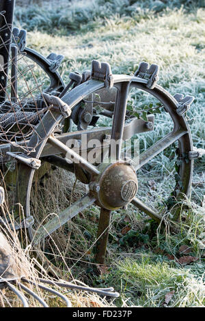 La brina su un vintage bamford potato spinner in un riparto. Regno Unito Foto Stock