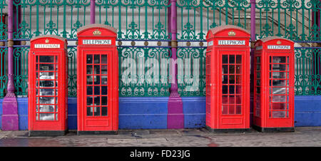 Quattro cabine telefoniche rosse nel mercato Smithfield London Foto Stock