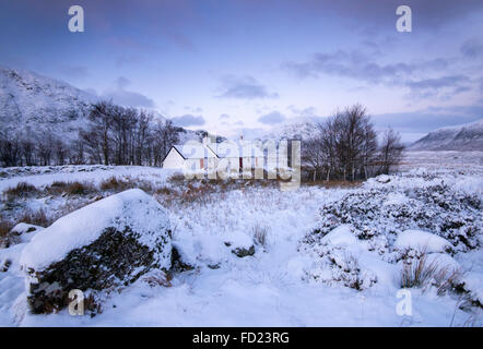 Inverno al Black Rock Cottage, Glencoe Scotland Regno Unito Foto Stock