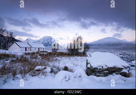 Inverno al Black Rock Cottage, Glencoe Scotland Regno Unito Foto Stock