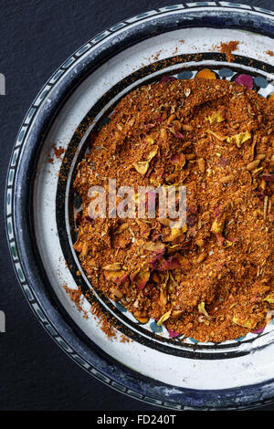 Ras el hanout (marocchino miscela di spezie) in una ciotola Foto Stock