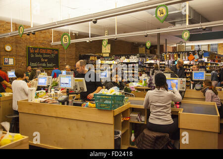 La trafficata area di checkout presso il Park Slope Food Coop che vanta di 16000 membri di Brooklyn, New York. Foto Stock