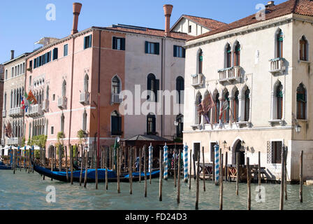 Colorate case antiche sul Canal Grande a Venezia Foto Stock