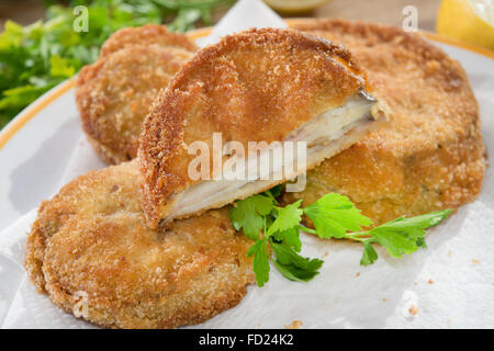 Mozzarella in carrozza o fette di mozzarella impanati e fritti Foto Stock