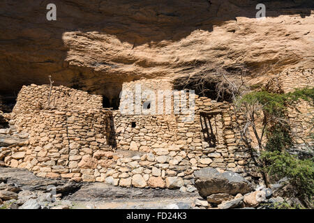 Villaggio abbandonato di come brs sul balcone a piedi il sentiero lungo il Wadi Nakhr canyon al Jebel Shams in Oman Medio Oriente Foto Stock