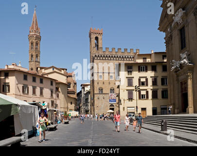 Piazza San Firenze piazza con la Chiesa Badia Fiorentina e Palazzo del Bargello Firenze, Italia Foto Stock