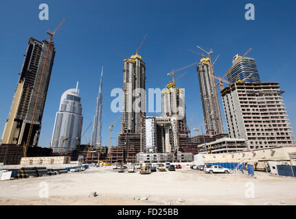 Vista del cantiere del nuovo alto appartamento di lusso torri in Dubai Emirati Arabi Uniti Foto Stock