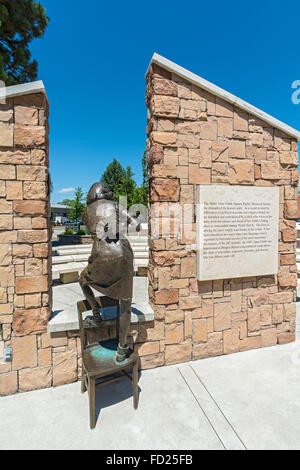 Idaho Boise, Idaho Anne Frank Diritti umani Memorial, dimensione di vita scultura in bronzo di Frank diario di contenimento Foto Stock