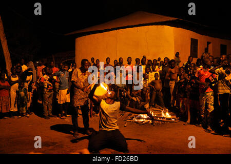 Il Togo, Nyamassila, Sokode fire dande Foto Stock